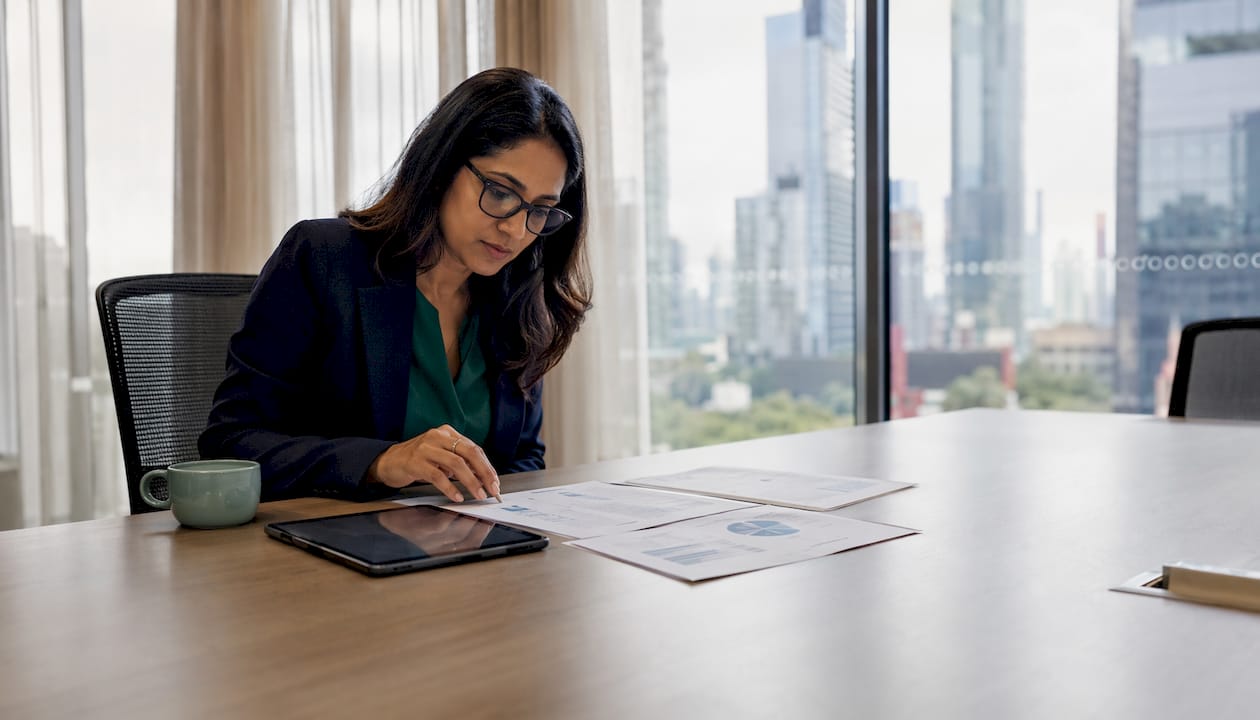 Woman reviewing Microsoft 365 adoption dashboard